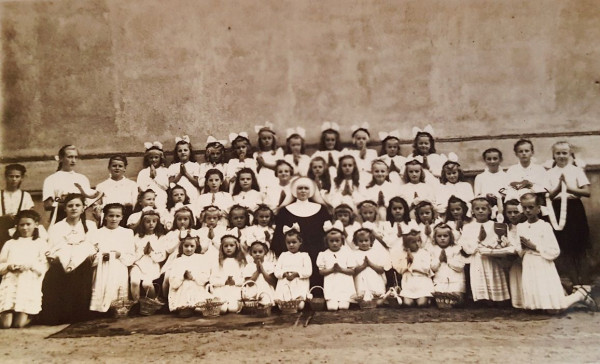  Asysta Bożego Ciała przed kościołem w Rychtalu - rok nieznany. 