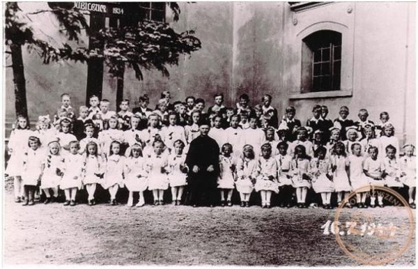  I Komunia Święta w 1944r.  O. Aleksy Wittek z dzięćmi pierwszokomunijnymi . 
