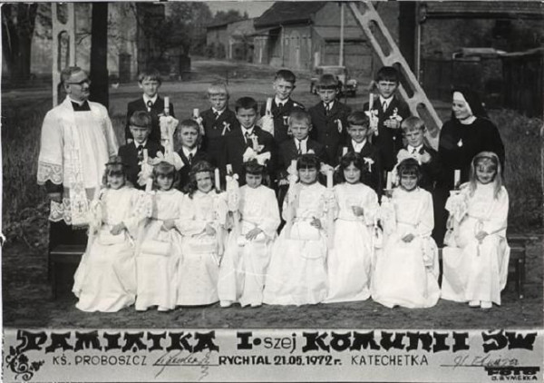 I Komunia Święta w 1972r.  Ks. Alfons Szenborn i s. Elwira wśród dzieci pierwszokomunijnych. 