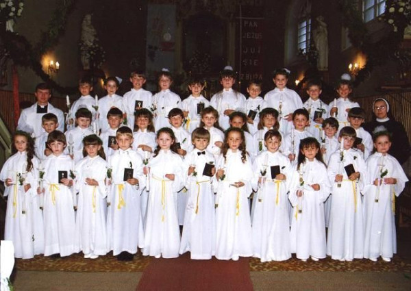  I Komunia Święta w 1993r.  Ks. Krzysztof Tomaszewski i s. Damiana z dziećmi pierwszokomunijnymi . 