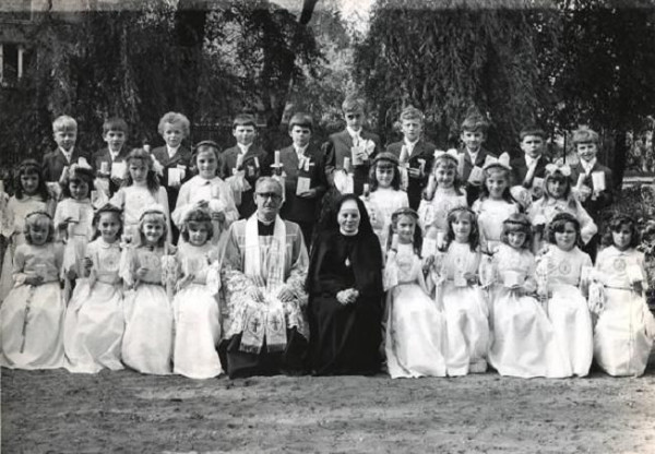  I Komunia Święta w 1974r.  Ks. Alfons Szenborn i s. Elwira wśród dzieci pierwszokomunijnych. 