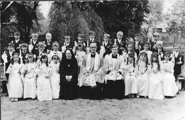  I Komunia Święta w 1973r.  Ks. Alfons Szenborn ks. Piotr Zdanowicz i s. Elwira wśród dzieci pierwszokomunijnych. 