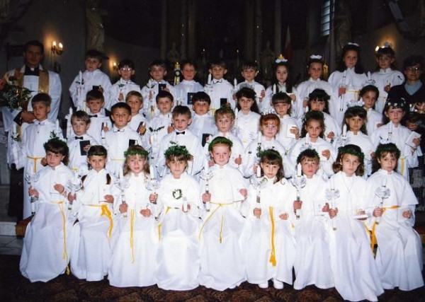  I Komunia Święta w 1998r.  Ks. Krzysztof Tomaszewski i pani katechetka Wiesława Ptak z dziećmi pierwszokomunijnymi . 