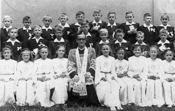  I Komunia Święta w 1957r.  Ks. Alfons Szenborn z dziećmi pierwszokomunijnymi . 
