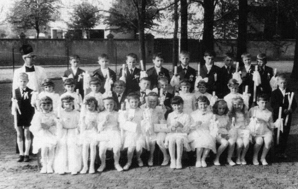  I Komunia Święta w 1970r.  Ks. Alfons Szenborn z dziećmi pierwszokomunijnymi . 