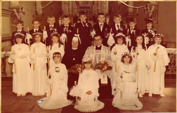  I Komunia Święta w 1983r.  Ks. Kazimierz Gawroński i s. Patrycja z dziećmi pierwszokomunijnymi . 