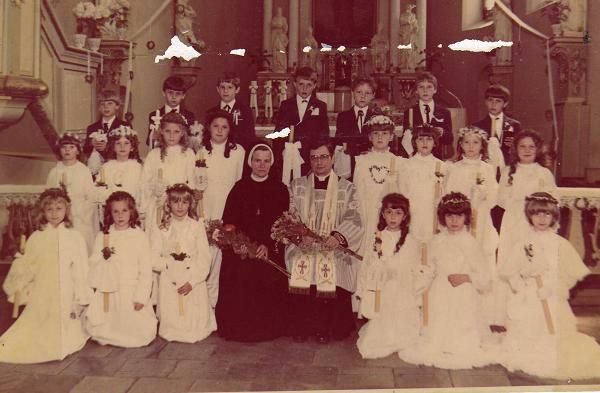  I Komunia Święta w 1984r.  Ks. Kazimierz Gawroński i s. Patrycja wśród dzieci pierwszokomunijnych . 