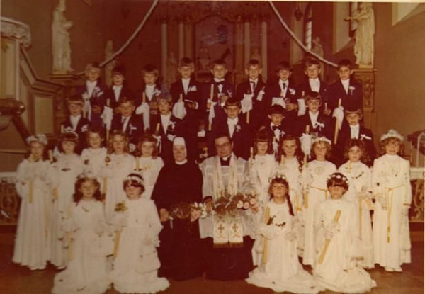  I Komunia Święta w 1982r.  Ks. Kazimierz Gawroński i s. Patrycja z dziećmi pierwszokomunijnymi . 