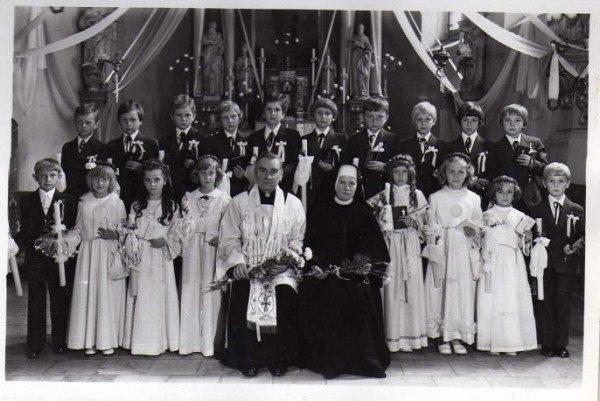  I Komunia Święta w 1978r.  Ks. Antoni Nowak i s. Patrycja wśród dzieci pierwszokomunijnych. 