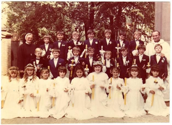  I Komunia Święta w 1987r.  S. Gabriela i ks. Wacław Banaszak wśród dzieci pierwszokomunijnych . 