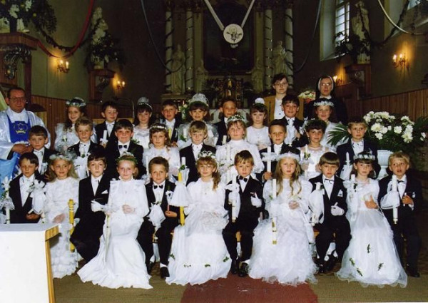  I Komunia Święta w 1992r.  Ks. Bogumił Rakowicz , pani katechetka Wiesława Ptak i s. Damiana wśród dzieci pierwszokomunijnych. 