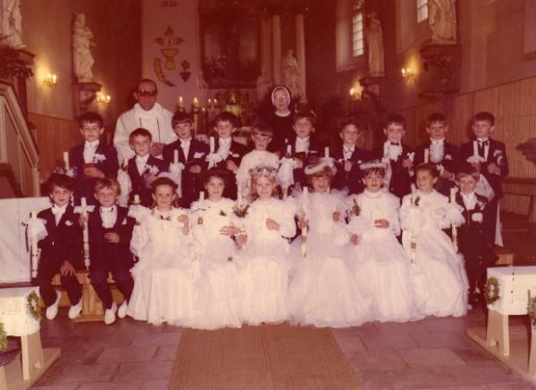  I Komunia Święta w 1990r.  Ks. Bogumił Rakowicz i s. Damiana wśród dzieci pierwszokomunijnych. 