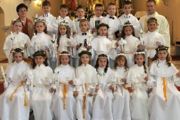  I Komunia Święta w 2007r.  Pani katechetka Wiesława Ptak i ks. Mariusz Białobłocki z dziećmi pierwszokomunijnymi . 