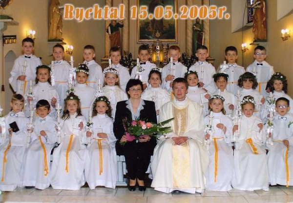  I Komunia Święta w 2005r.  Pani katechetka Wiesława Ptak i ks. Mariusz Białobłocki z dziećmi pierwszokomunijnymi . 