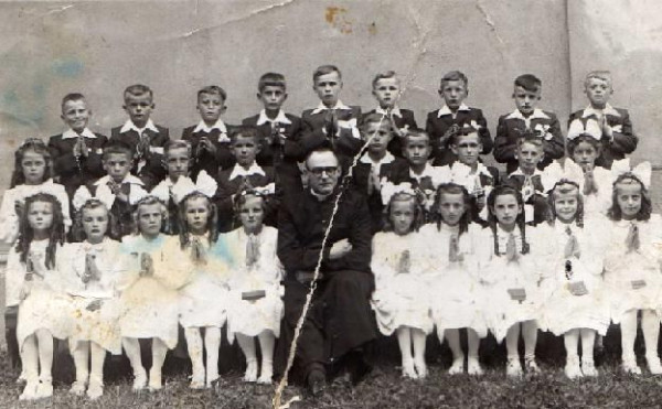  I Komunia Święta w 1953r.  Ks. Roman Ziembiewicz wraz z dziećmi pierwszokomunijnymi . 