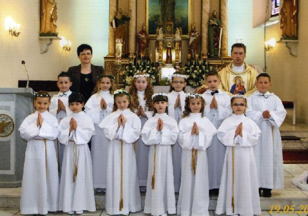  I Komunia Święta w roku 2013r.  Dzieci pierwszokomunijne wraz z panią katechetką Wiesławą Ptak i ks. proboszczem Mariuszem Białobłockim. 