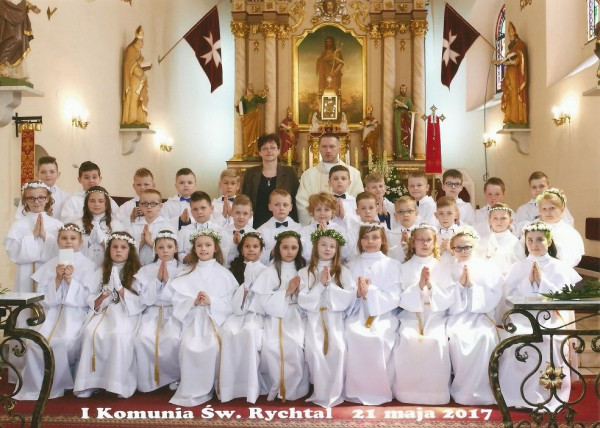  I Komunia Święta w 2017r.  Dzieci pierwszokomunijne wraz z panią katechetką Wiesławą Ptak i ks. Mariuszem Białobłockim - proboszczem. 