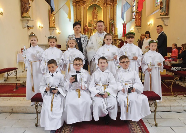  I Komunia Święta w 2015r.  Dzieci pierwszokomunijne wraz z panią katechetką Wiesławą Ptak i ks. proboszczem Mariuszem Białobłockim. 