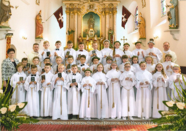  I Komunia Święta w 2018r.  Dzieci pierwszokomunijne wraz z panią katechetką Wiesławą Ptak, ks. Łukaszem Olejnikiem i ks. Mariuszem Białobłockim - proboszczem. 