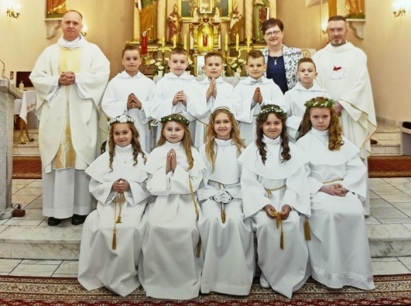  I Komunia Święta w 2021r.  Dzieci pierwszokomunijne wraz z panią katechetką Wiesławą Ptak, ks. Łukaszem Olejnikiem i ks. Mariuszem Białobłockim - proboszczem. 