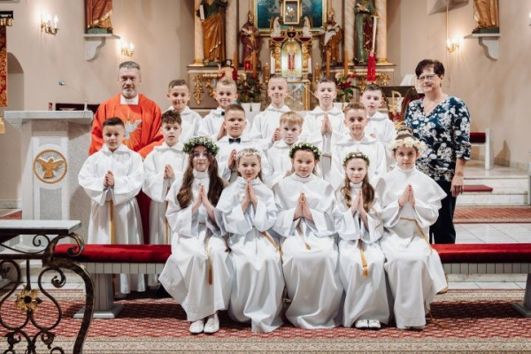  I Komunia Święta w 2024r.  Dzieci pierwszokomunijne wraz z panią katechetką Wiesławą Ptak i ks. proboszczem Mariuszem Białobłockim. 