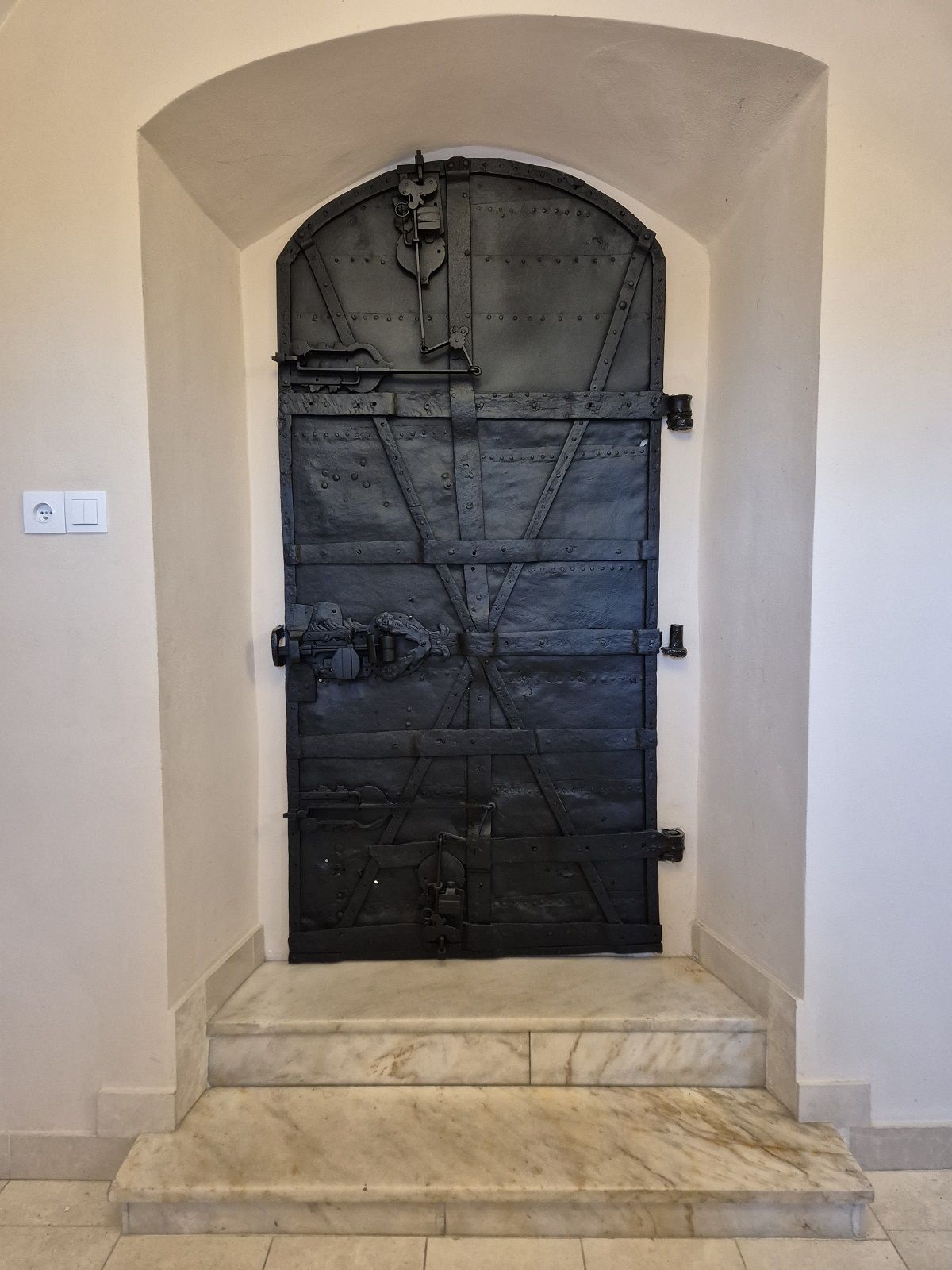 "DRZWI, JAKIE SĄ KAŻDY WIDZI"