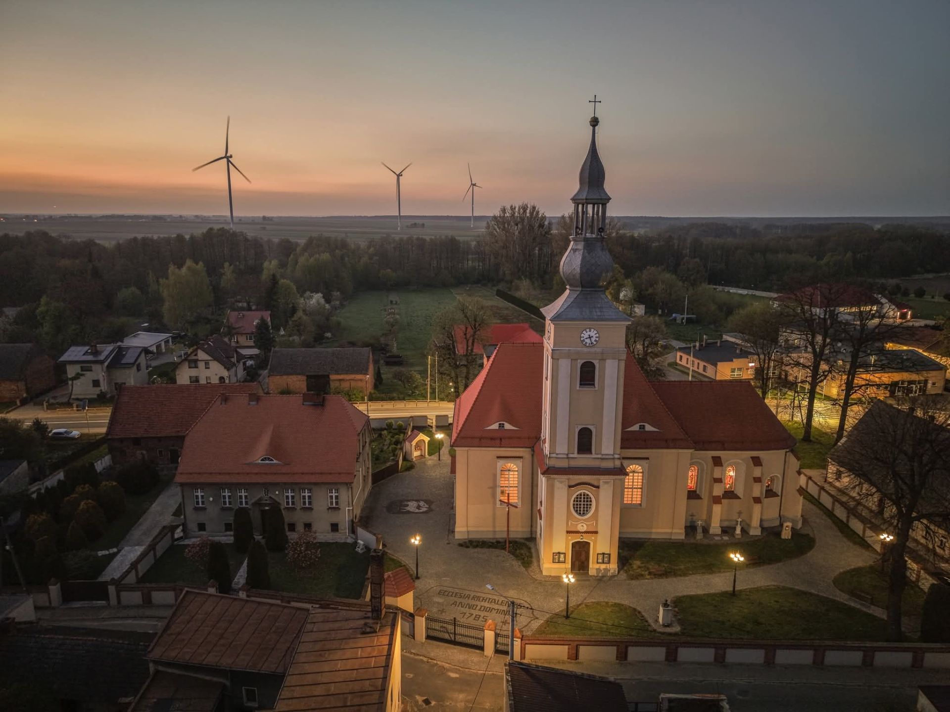 RYCHTALSKI KOŚCIÓŁ O ZMIERZCHU Foto Dmstudio