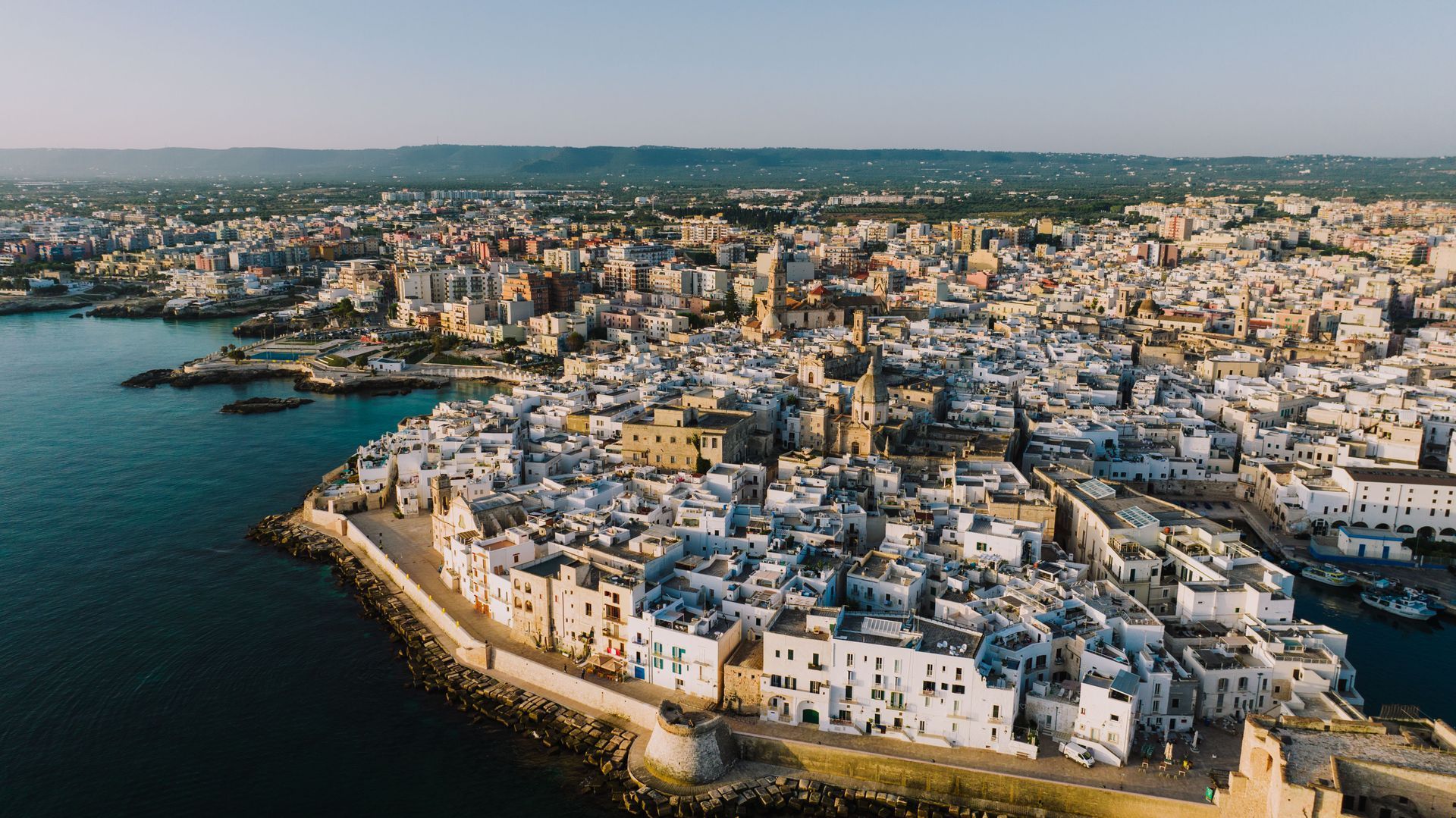 MIĘDZY KAMIENIEM A BŁĘKITEM Apulia – śladami wiary, historii i włoskiego piękna Termin: 16-20.02.2027 cena:2100zł+ 90€+bilet lotniczy